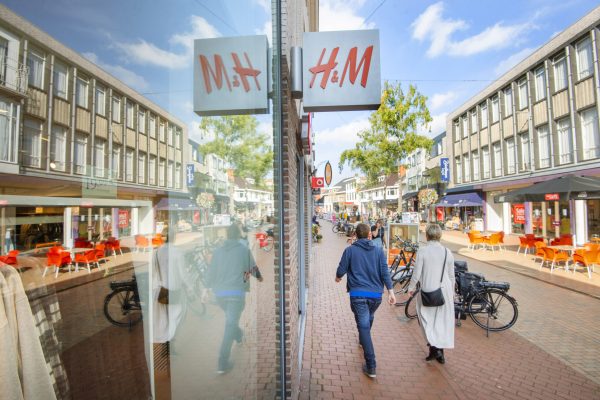 Drachten.
foto van winkelende mensen in de winkelstraat. FOTO: MARCEL VAN KAMMEN